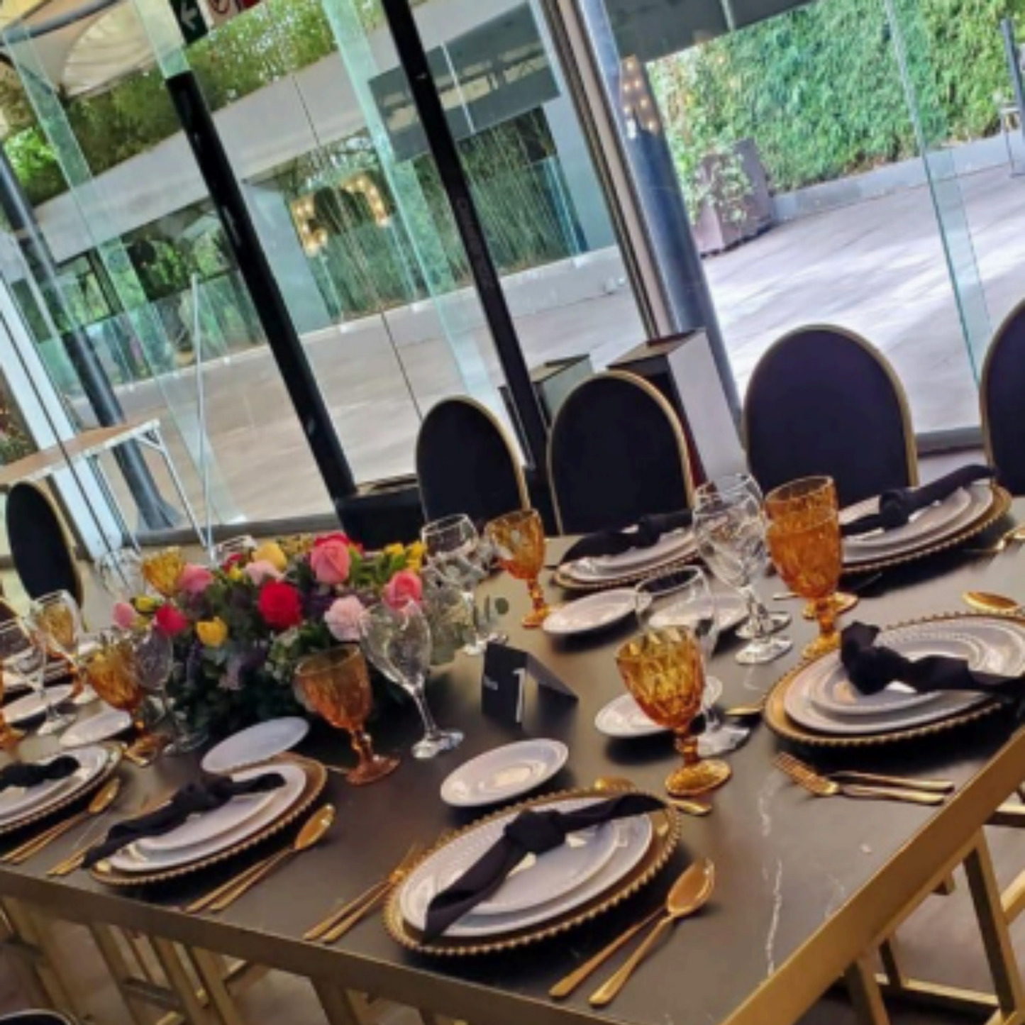 Mesa Mármol Blanca y Silla Antonella Negra CDMX