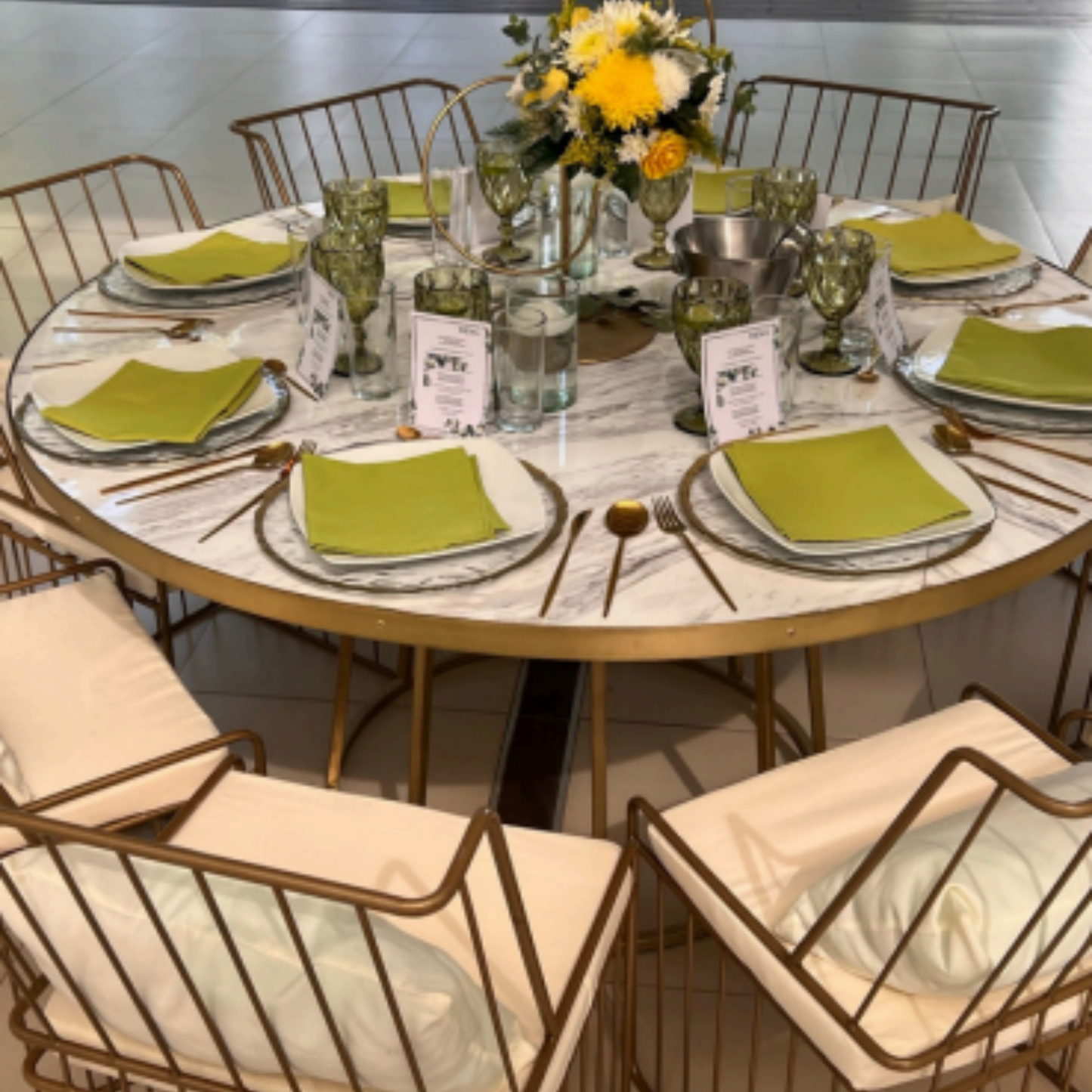 Mesa Mármol Redonda Blanca & Silla Camila Blanca CDMX