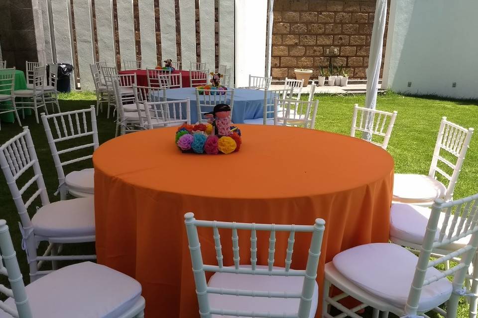 Mesa Redonda con Mantel & Silla Tiffany Dorada CDMX